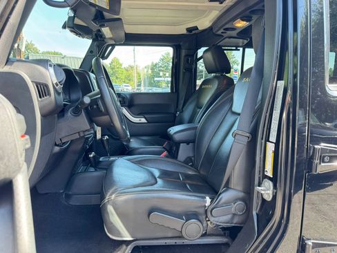 Used 2015 Jeep Wrangler Unlimited Sahara w/ Connectivity Group AWD/4WD image 21