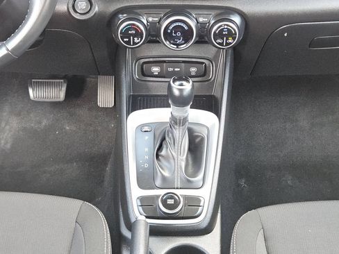Used 2025 Hyundai Venue SEL FWD image 21