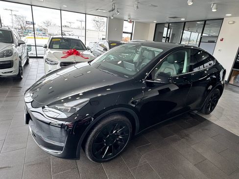 Used 2023 Tesla Model Y Long Range image 2