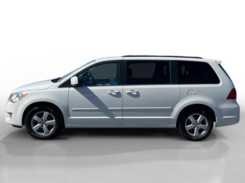 Used 2011 Volkswagen Routan SE FWD image 2