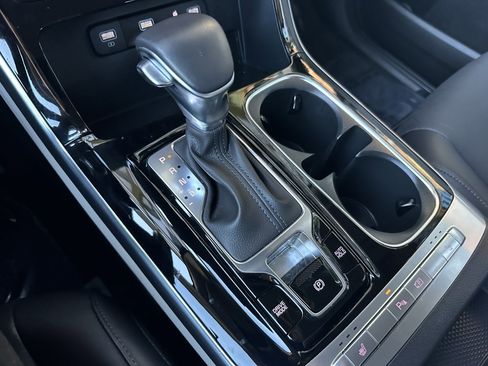 Used 2024 Kia Carnival EX image 28