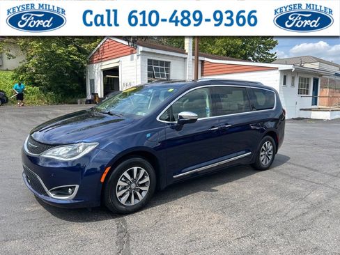 Used 2020 Chrysler Pacifica Limited image 1