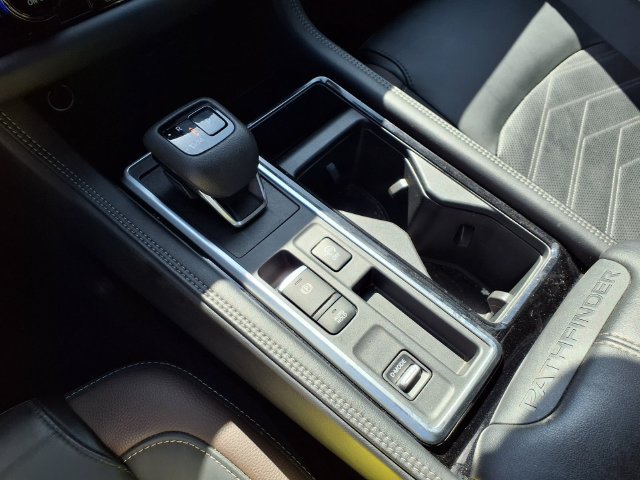 Certified 2025 Nissan Pathfinder Platinum FWD image 10