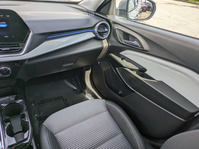 Used 2025 Chevrolet Trax LT FWD image 17