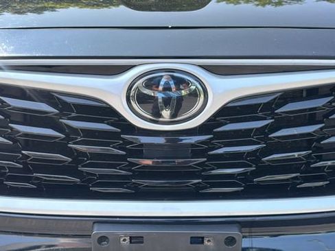 Used 2021 Toyota Highlander XLE AWD/4WD image 11