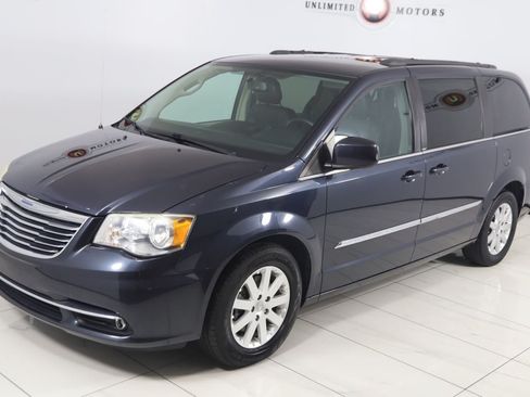 Used 2013 Chrysler Town & Country Touring FWD image 20