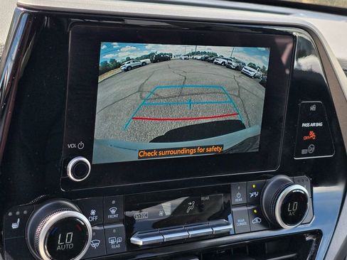 Used 2023 Toyota Highlander XLE FWD image 5