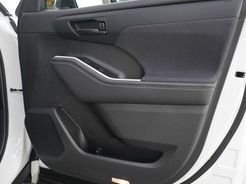 Used 2024 Toyota Highlander LE image 9