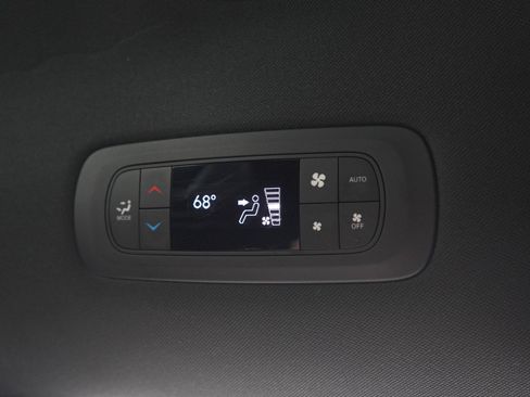 Used 2024 Chrysler Pacifica Limited FWD image 17