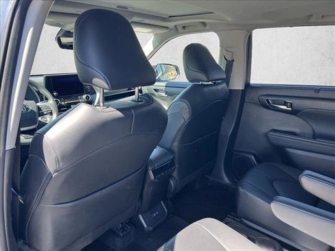 Certified 2025 Toyota Highlander XLE image 17