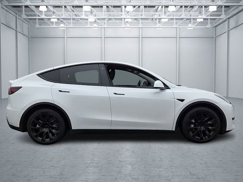 Used 2021 Tesla Model Y Long Range image 7