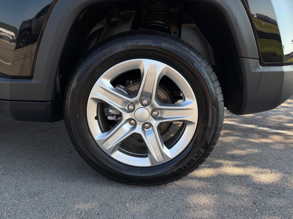 Used 2024 Jeep Compass Latitude AWD/4WD image 34