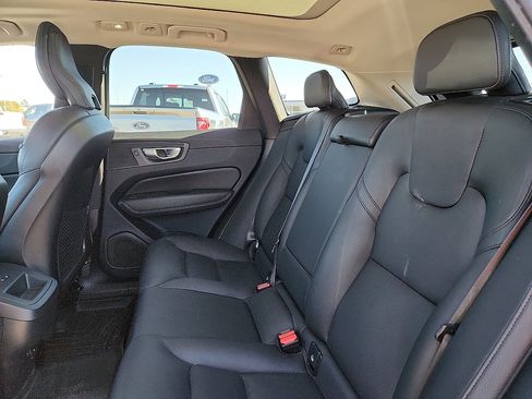 Used 2023 Volvo XC60 B5 Plus image 5