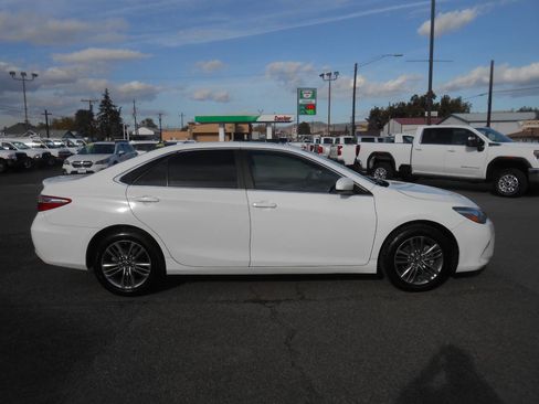 Used 2017 Toyota Camry SE image 2