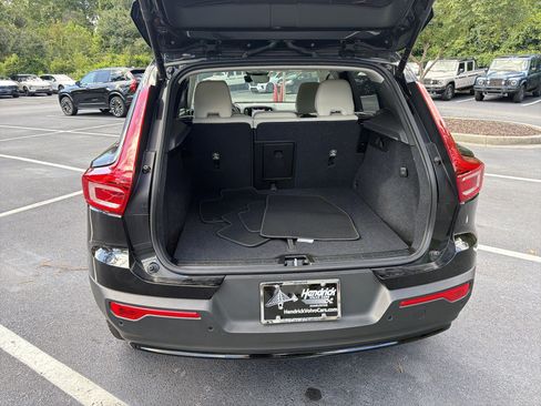 Certified 2025 Volvo XC40 B5 Plus AWD/4WD image 34