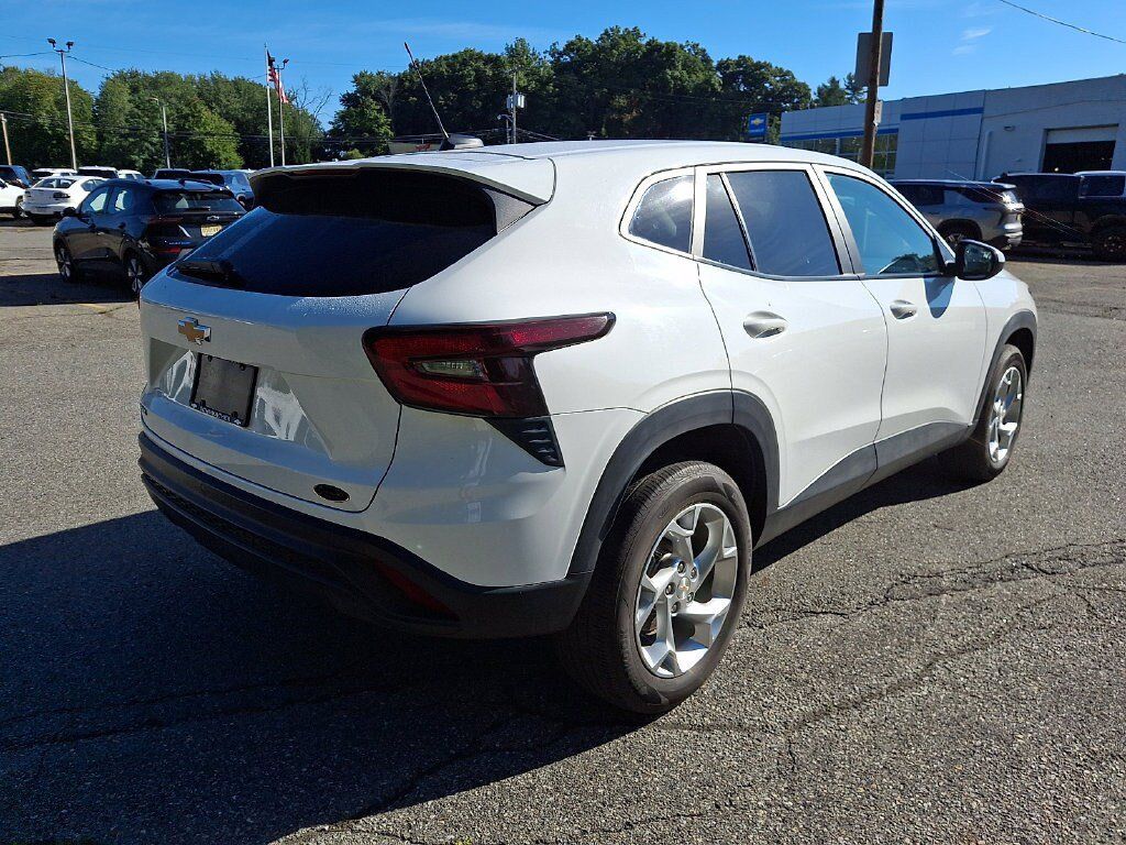 Used 2025 Chevrolet Trax LS w/ LS Convenience Package FWD image 7