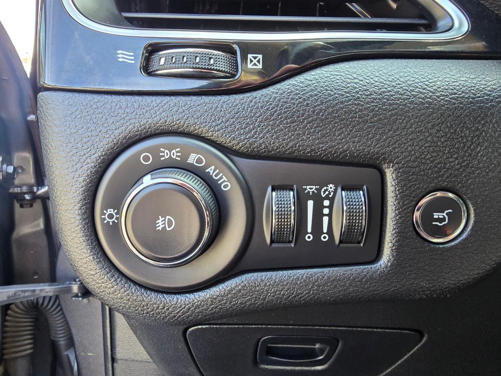 Used 2020 Jeep Cherokee Latitude Plus AWD/4WD image 32