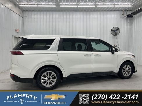 Used 2022 Kia Carnival LX image 2