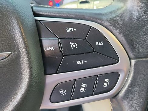 Used 2022 Chrysler Pacifica Touring-L w/ Uconnect Theater Family Group FWD image 17