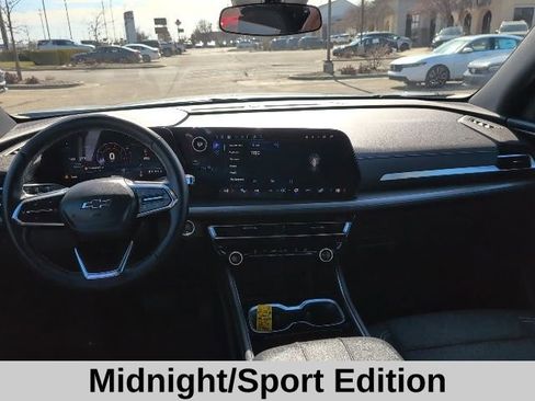 Used 2025 Chevrolet Traverse LT w/ Midnight/Sport Edition image 4