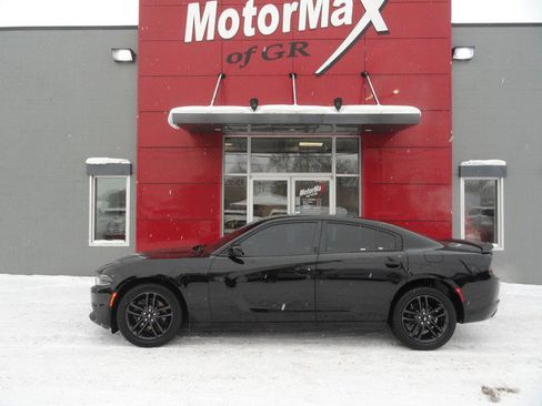 Used 2019 Dodge Charger SXT w/ Blacktop Package image 2