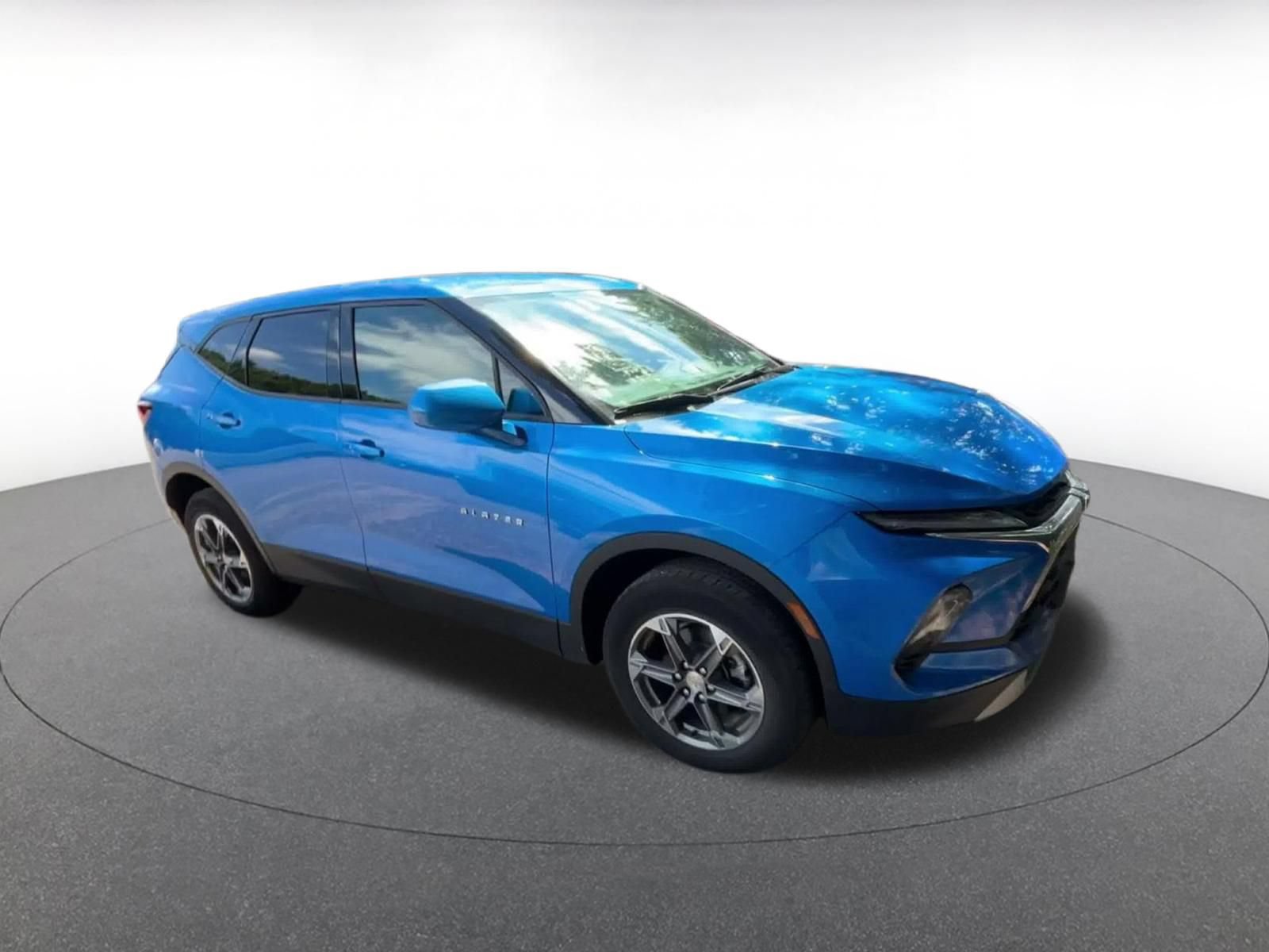 Used 2025 Chevrolet Blazer LT FWD image 2
