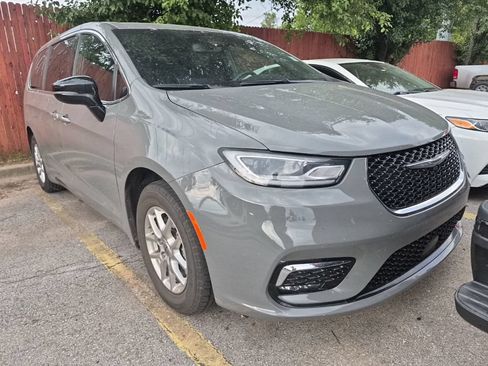 Used 2025 Chrysler Pacifica Select FWD image 15