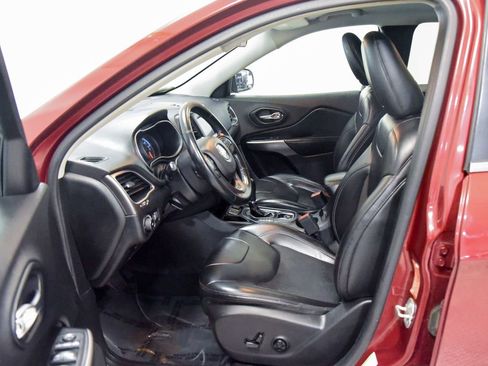 Used 2019 Jeep Cherokee Latitude Plus w/ Cold Weather Group FWD image 2