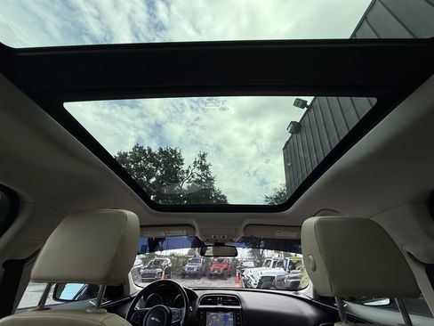 Used 2018 Jaguar F-PACE Premium image 20