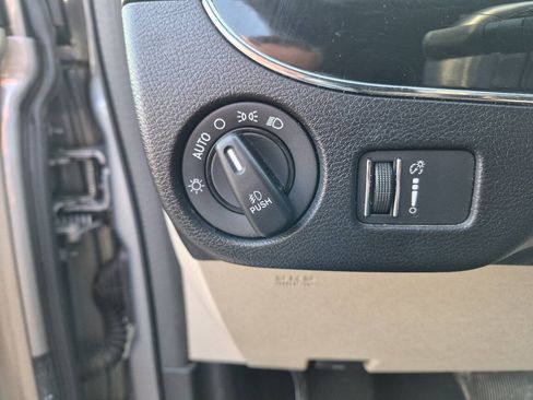 Used 2018 Dodge Grand Caravan SXT FWD image 15