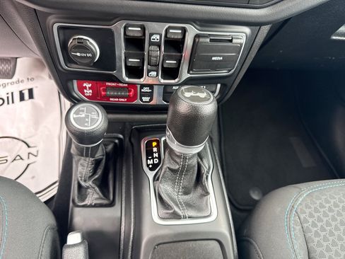Used 2024 Jeep Wrangler Unlimited Rubicon 4xe AWD/4WD image 19