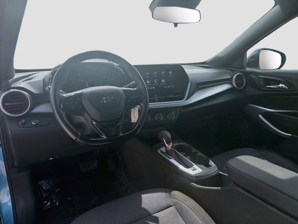 Used 2025 Chevrolet Trax RS w/ Driver Confidence Package FWD image 19