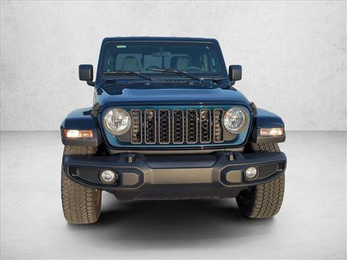 Used 2025 Jeep Gladiator Sport AWD/4WD image 2