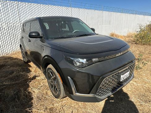 Used 2023 Kia Soul EX FWD image 2