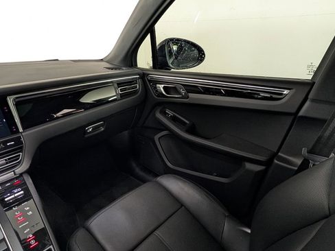 Used 2025 Porsche Macan image 21