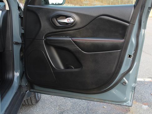 Used 2015 Jeep Cherokee Trailhawk w/ Comfort/Convenience Group image 18