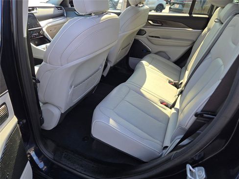 Used 2022 Jeep Grand Cherokee Overland w/ MOPAR Finishing Package image 20