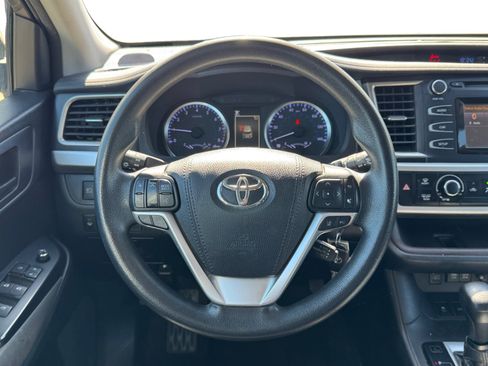 Used 2018 Toyota Highlander LE FWD image 13