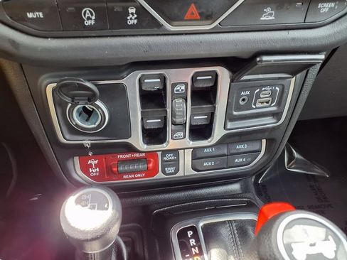 Used 2025 Jeep Wrangler Unlimited Rubicon AWD/4WD image 10