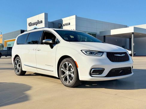 New 2026 Chrysler Pacifica Pinnacle image 1