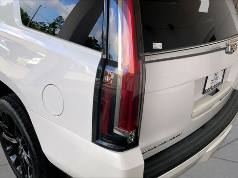 Used 2018 Cadillac Escalade Luxury AWD/4WD image 28