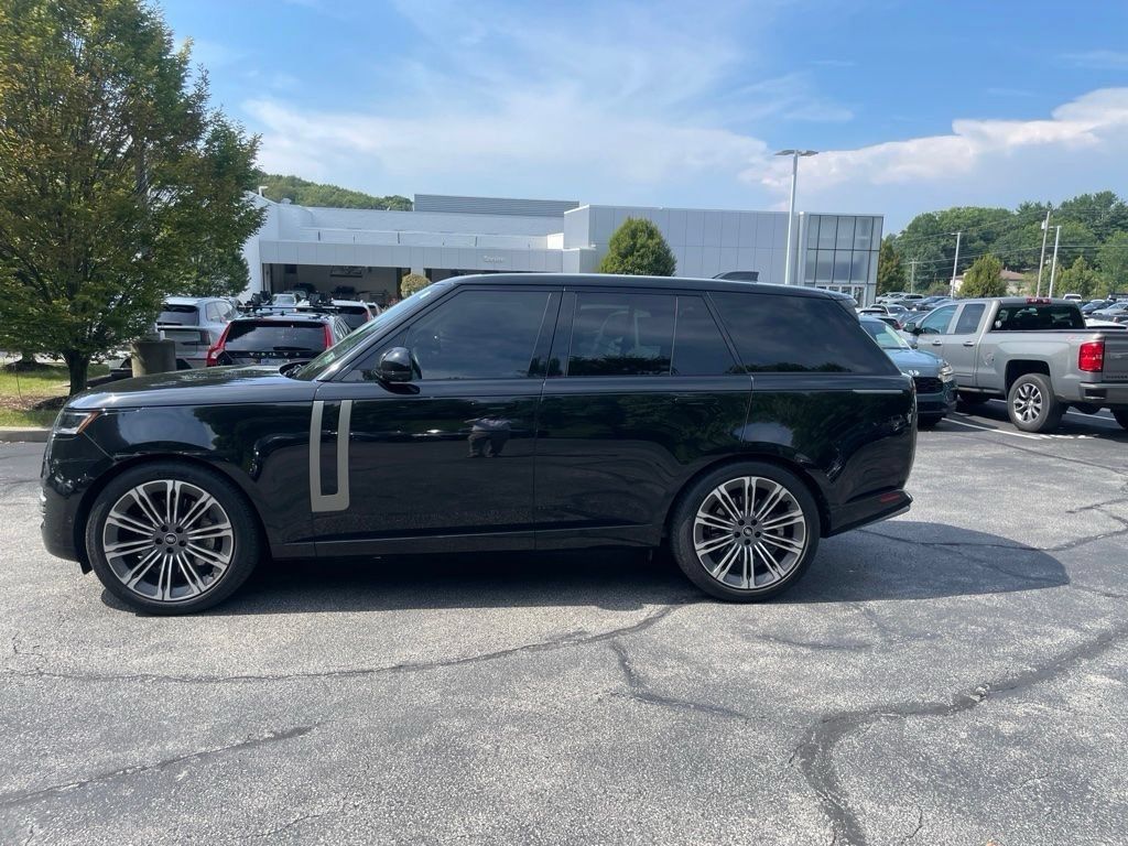 Used 2025 Land Rover Range Rover SE AWD/4WD image 3