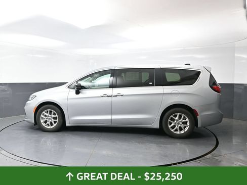 Used 2024 Chrysler Pacifica Touring-L FWD image 12