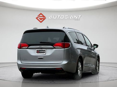 Used 2019 Chrysler Pacifica Touring-L image 11