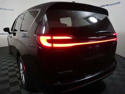 Used 2024 Chrysler Pacifica Touring-L image 10