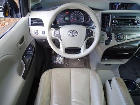 Used 2014 Toyota Sienna LE FWD image 29