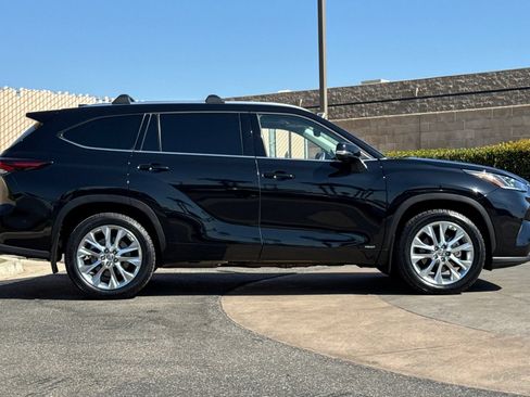 Used 2025 Toyota Highlander Limited AWD/4WD image 3