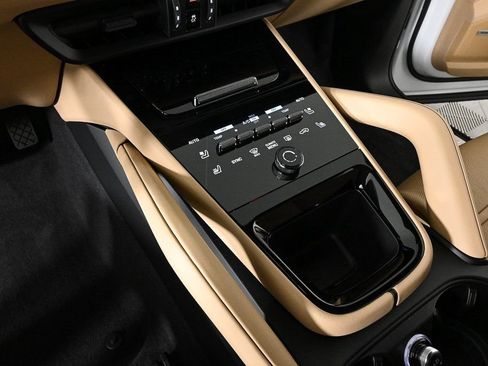 Certified 2026 Porsche Cayenne AWD/4WD image 18