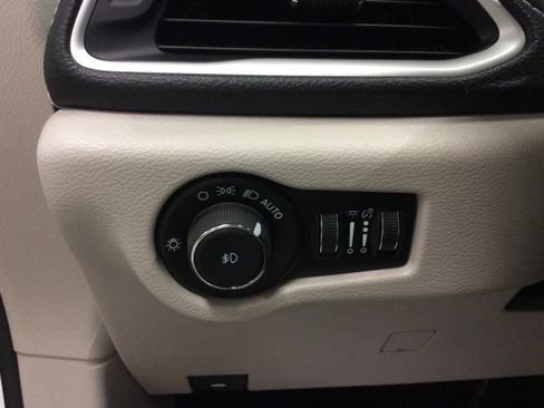 Used 2024 Chrysler Pacifica Touring-L image 21