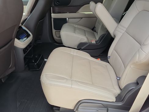 Used 2024 Lincoln Navigator Reserve AWD/4WD image 16